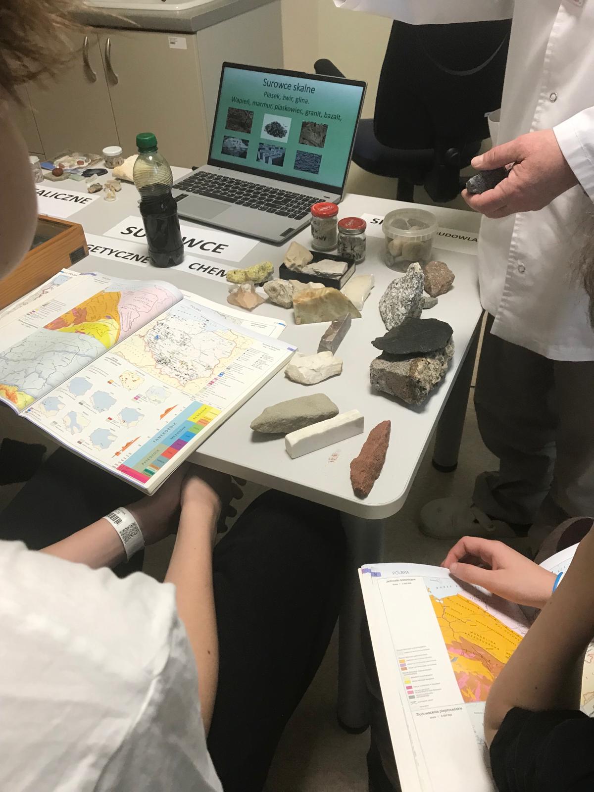 „SKAŁY I SUROWCE MINERALNE POLSKI”