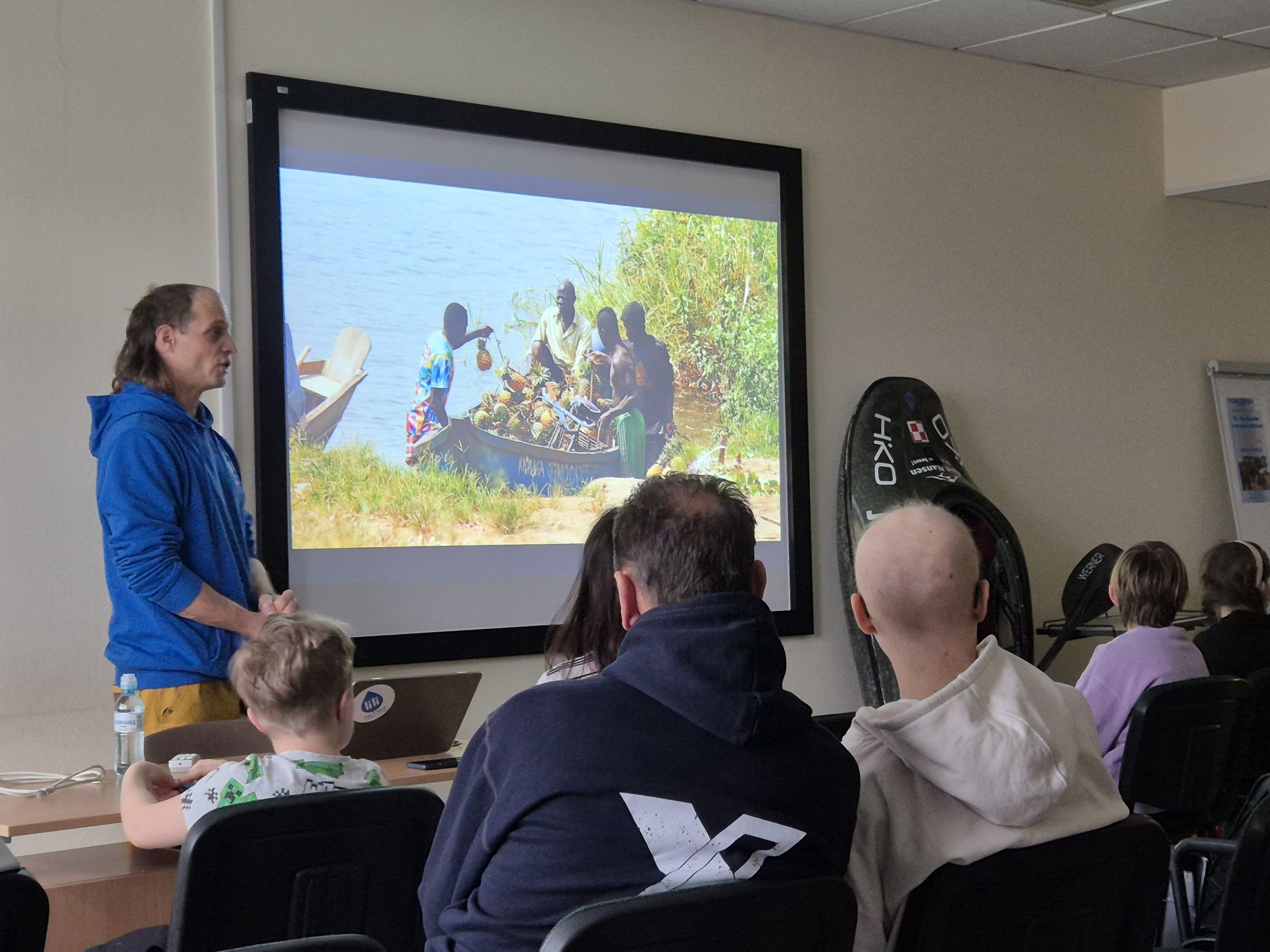 IX. SPOTKANIE Z PODRÓŻNIKIEM